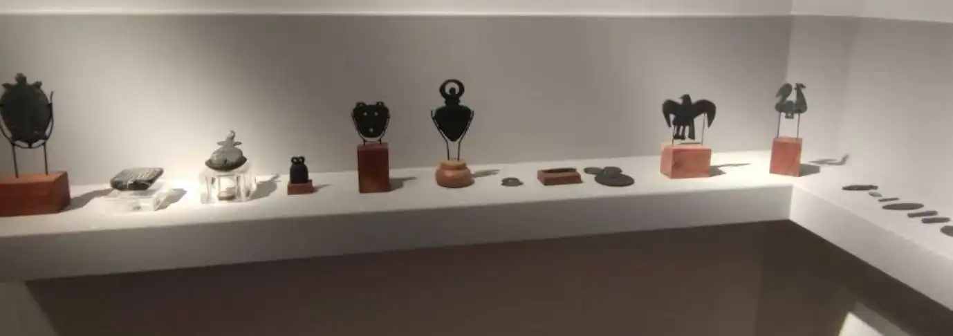 إحدى منحوتات المعرض