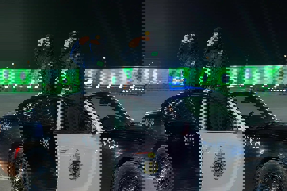 عرض عسكري مهيب احتفاء بانضمام مجندات سعوديات للأمن العام (فيديو)