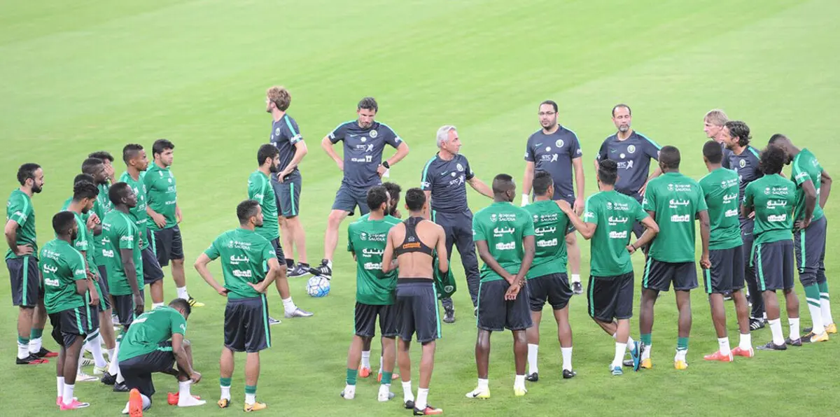 حادث بسيط لحافلة المنتخب السعودي يؤجل انطلاق المران (فيديو)