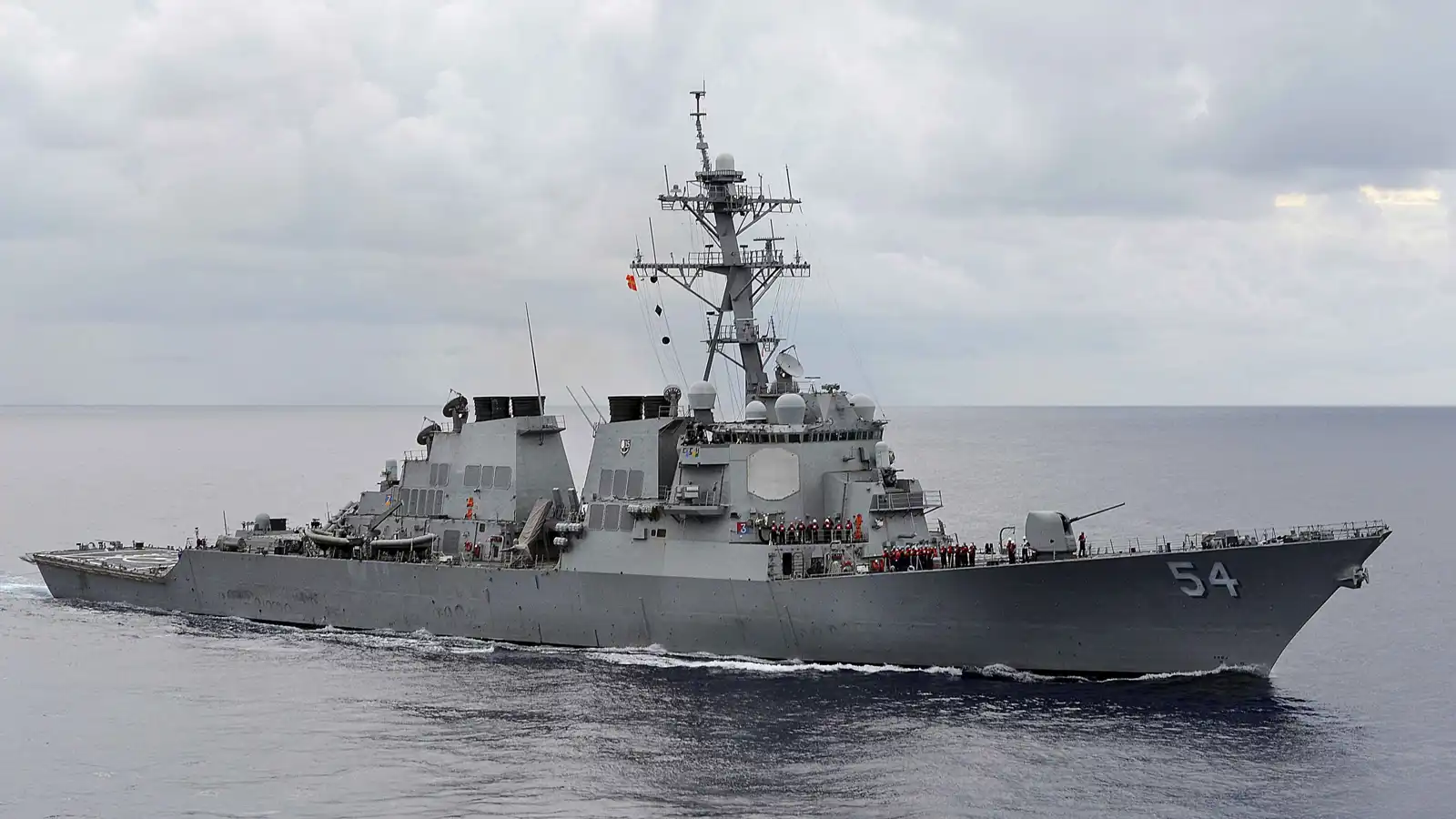 "وول ستريت جورنال": تصادم بين سفينتين تابعتين للبحرية الأمريكية