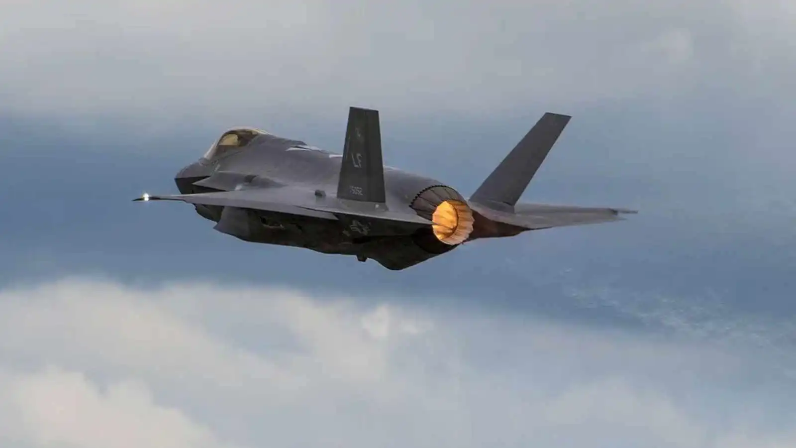 مقاتلة من طراز إف-35  