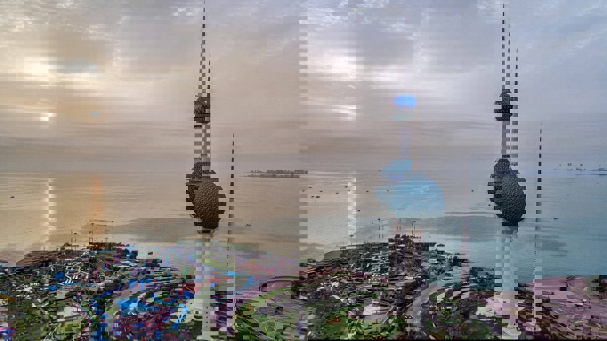 داعية كويتي يدعو لرفع الظلم عن الوافدين والبدون أثناء تشييع جنازة والد وزير الداخلية 