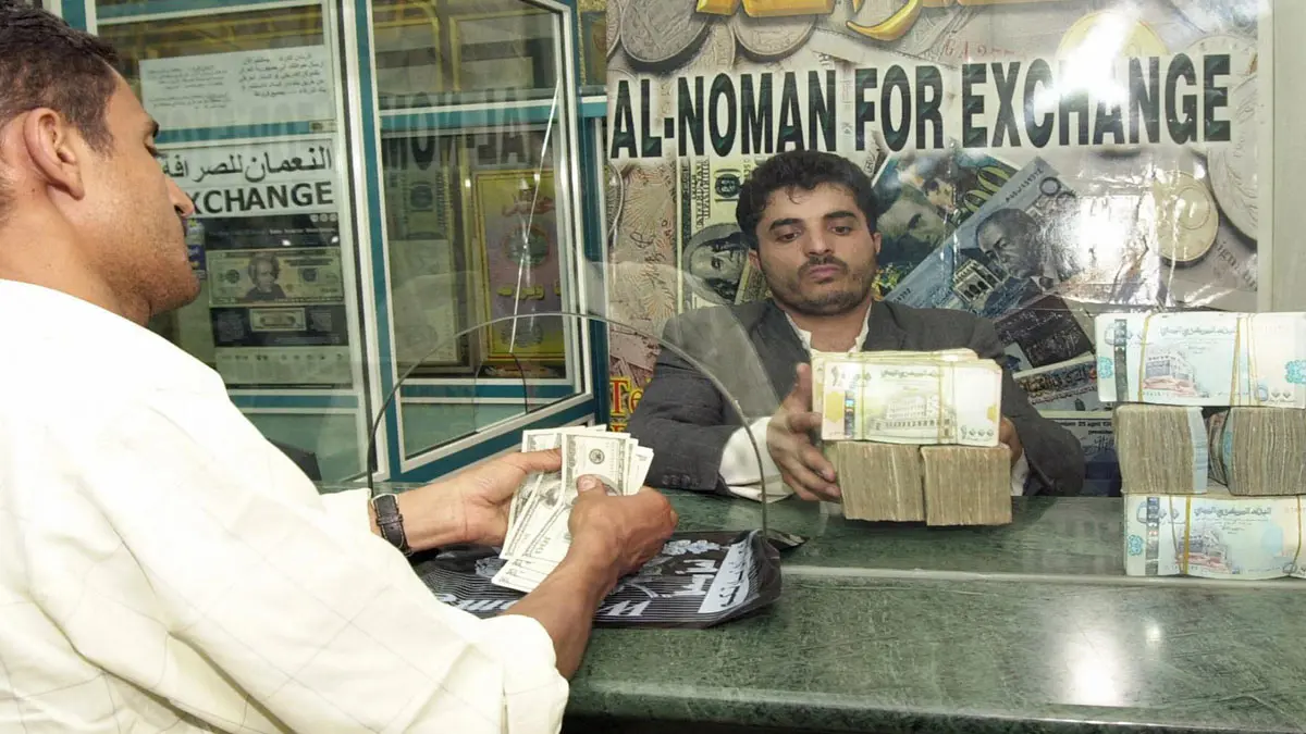 الحوثيون يهددون بمصادرة أموال شركات الصرافة بتهمة حيازة الريال اليمني الجديد‎