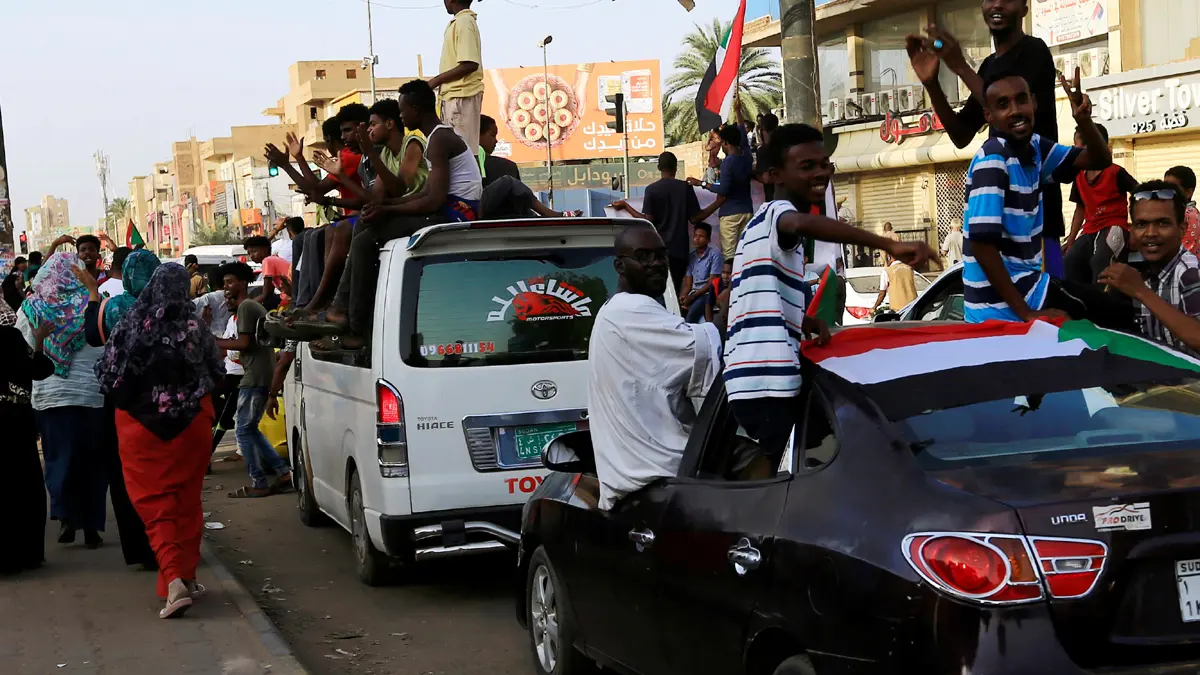 في السودان.. غضب المحتجين يتحول إلى فرح يشعل الخرطوم (فيديو وصور)