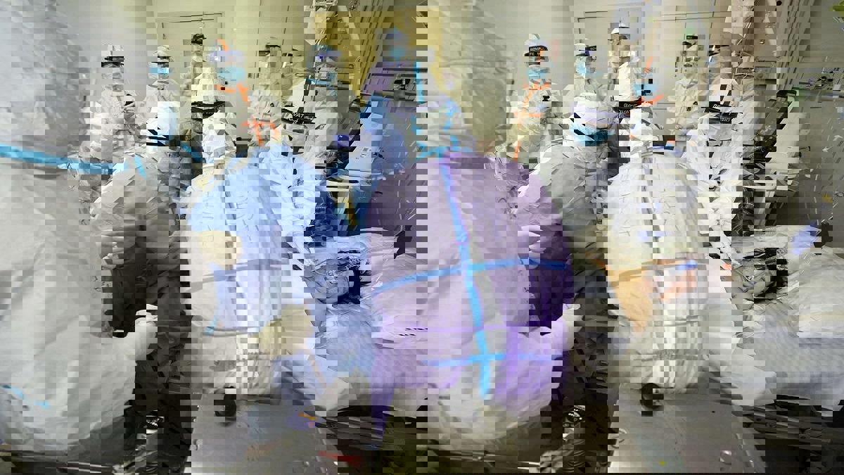 باحثون: فيروس "كورونا" يهاجم القلب ويرفع معدل الجلطات