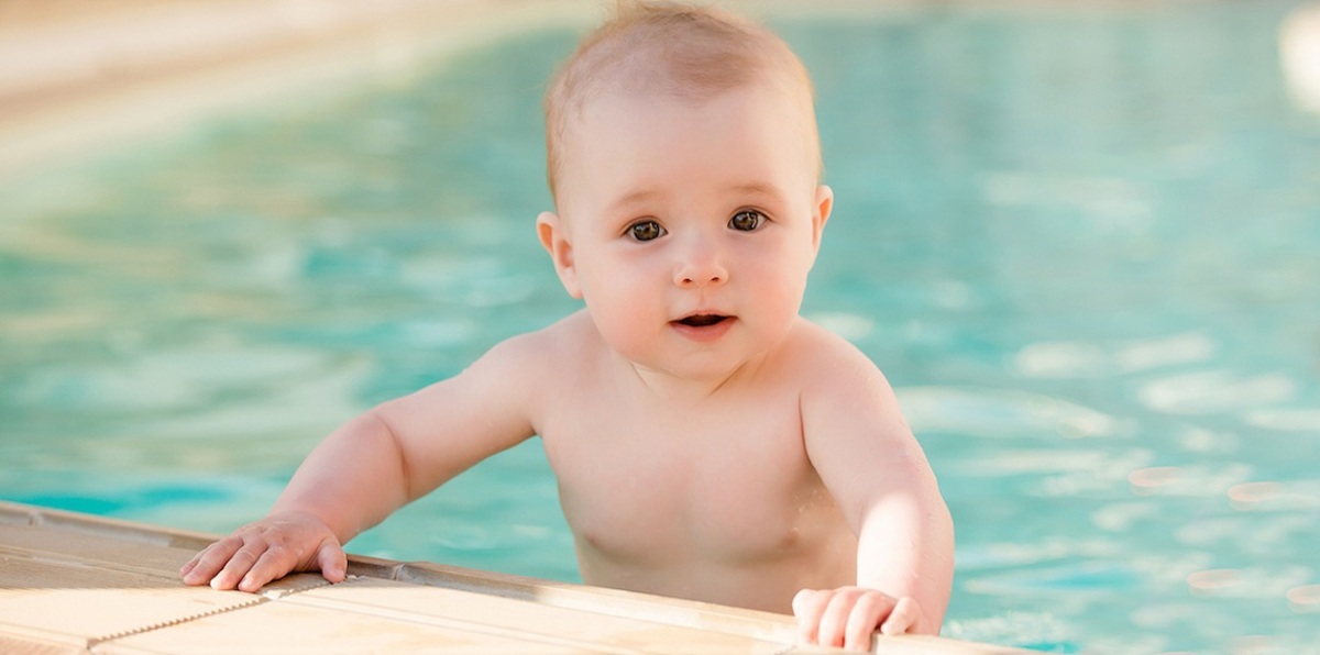 سيدة تنقذ رضيعها بعد سقوطه في المسبح بـ 5 دقائق (صور وفيديو)‎