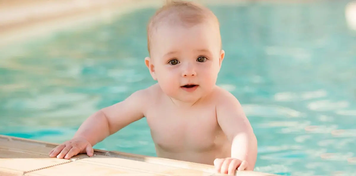 سيدة تنقذ رضيعها بعد سقوطه في المسبح بـ 5 دقائق (صور وفيديو)‎