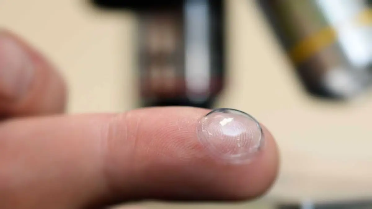 ابتكار عدسات لاصقة ذكية تشخص أمراض العين
