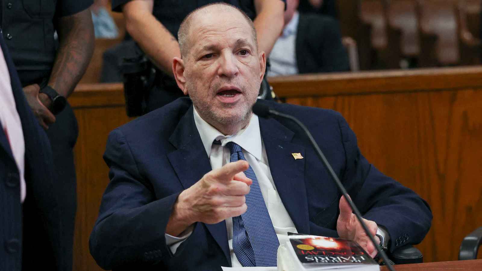 مساعد هارفي واينستين يكشف تفاصيل "غريبة" خلال إعادة محاكمته