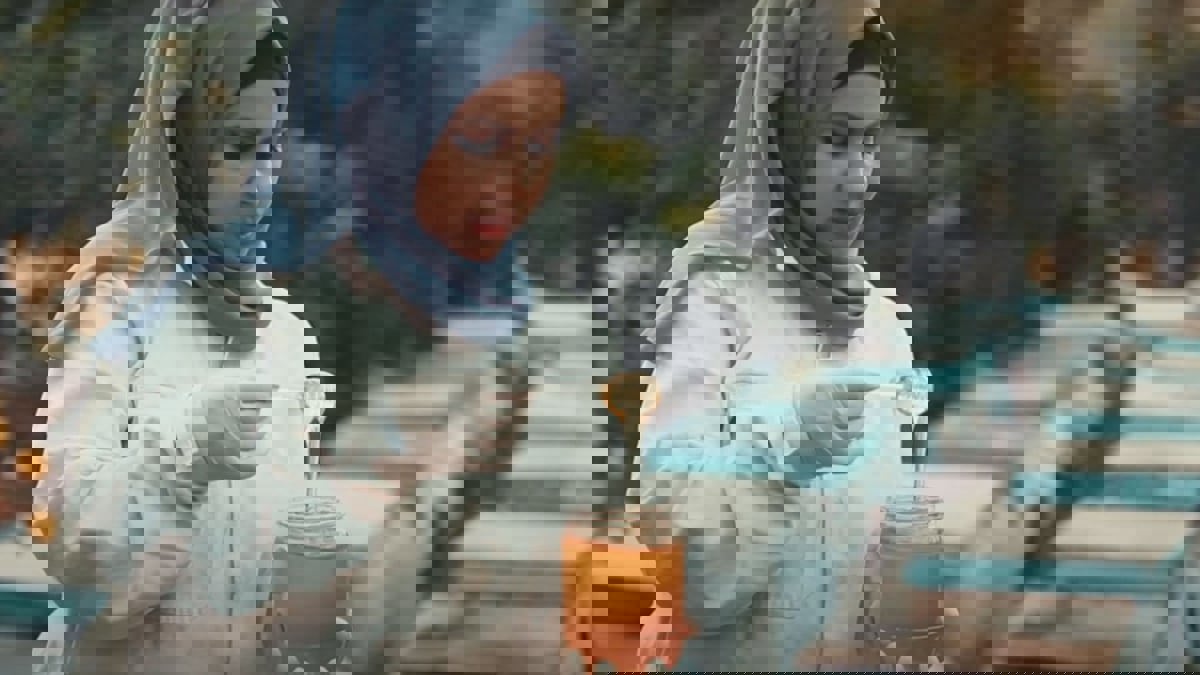 أول نحالة في غزة: أضع النحل قرب الحدود كي تأتي بالرحيق من إسرائيل