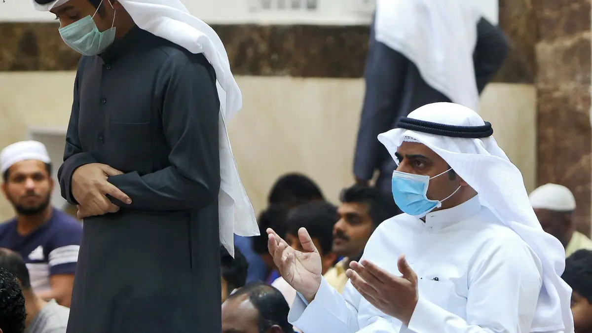 الداعية السعودي سليمان الرحيلي يبين حكم ارتداء الكمامة والقفازات أثناء الصلاة