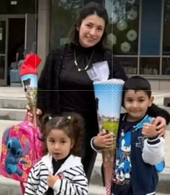 الأم وطفليها