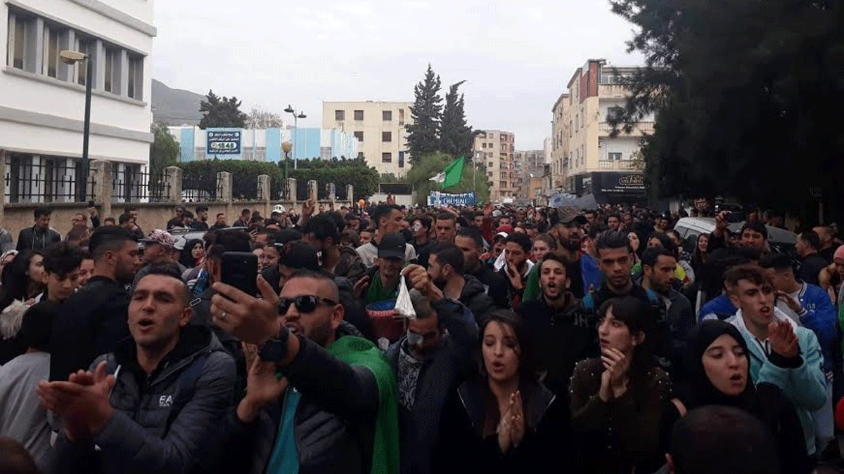 الجزائريون يعودون للشارع بعد انتخاب تبون ‎