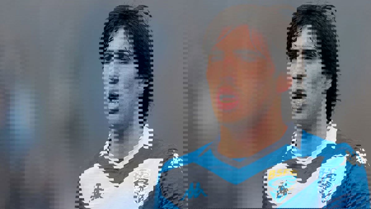 رئيس بريشيا الإيطالي يكشف تلقيه عرضين من برشلونة وباريس سان جيرمان لضم ساندرو تونالي