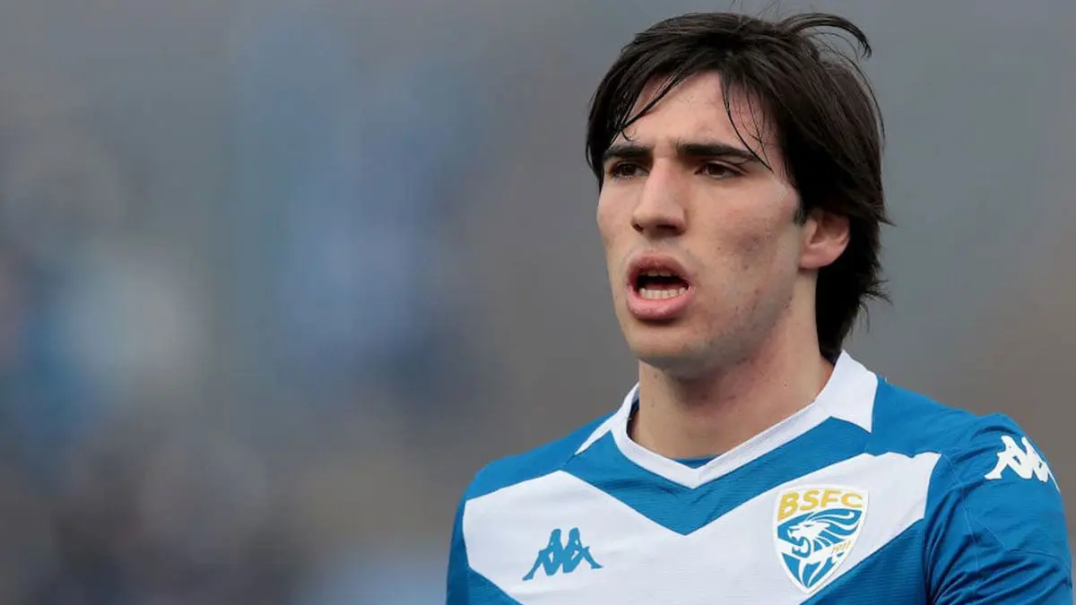 رئيس بريشيا الإيطالي يكشف تلقيه عرضين من برشلونة وباريس سان جيرمان لضم ساندرو تونالي