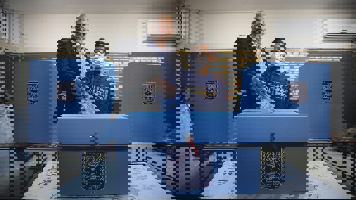 لابيد ومنصور عباس يوقعان بنود الاتفاق الائتلافي لحكومة التغيير الإسرائيلية