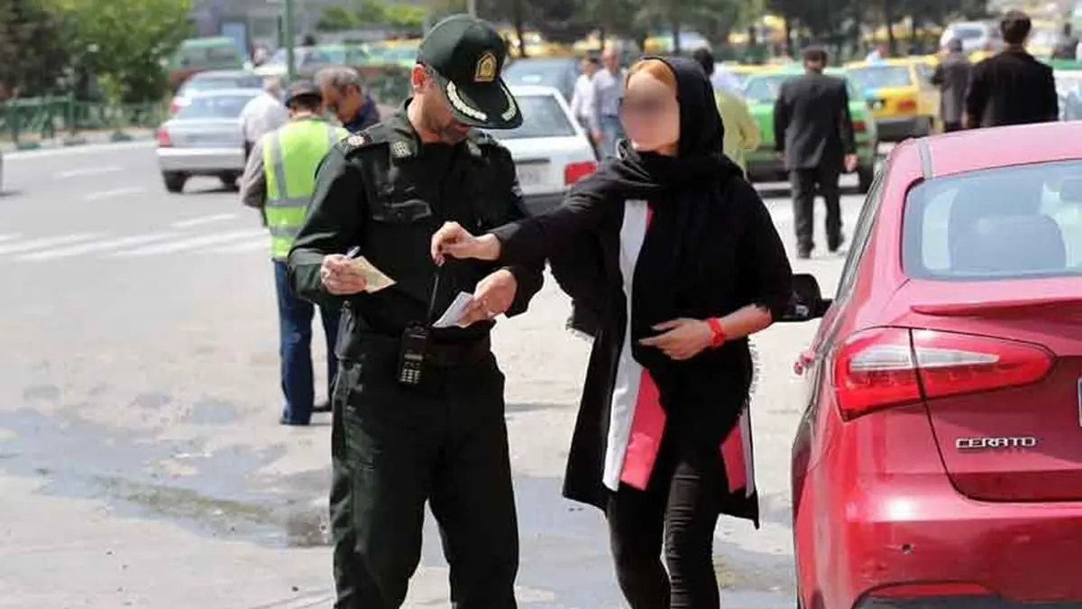 وسط انتقادات.. إيران تفرض غرامات على السيارات التي تقلّ نساء غير محجبات