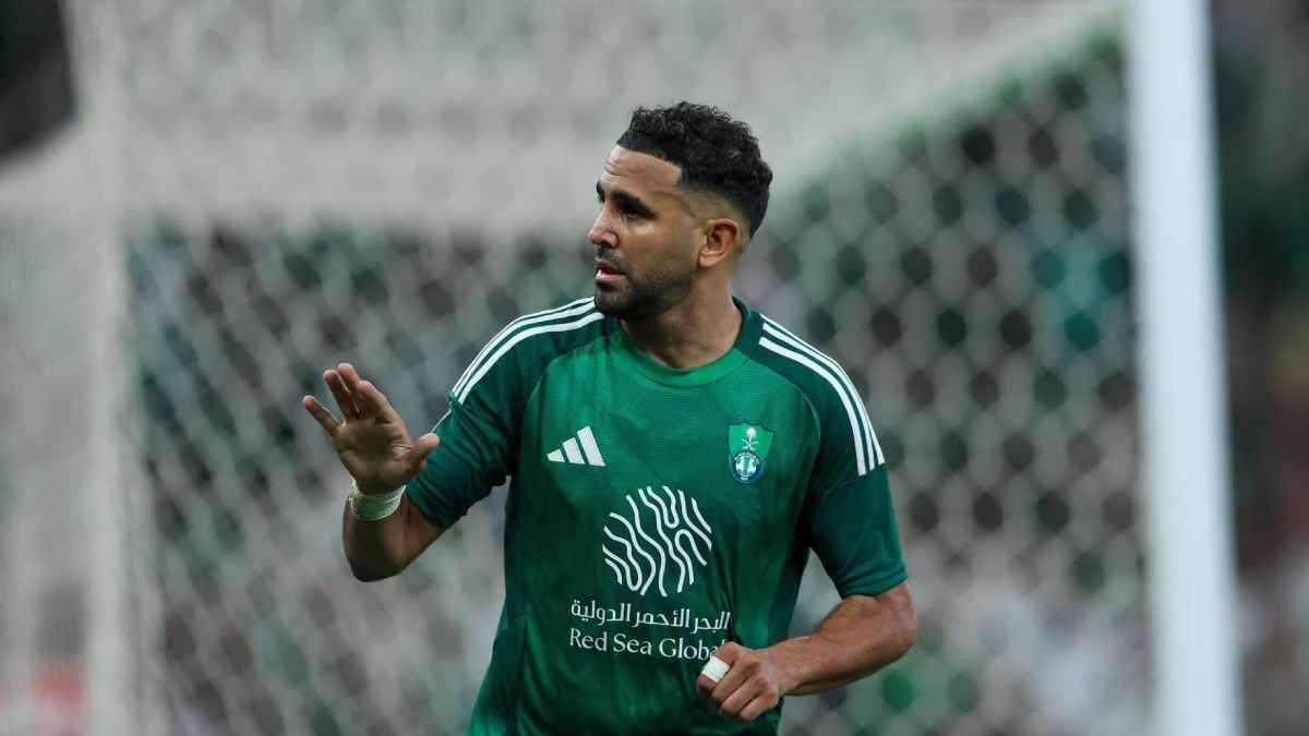 بعد أنباء تجديد عقده.. رياض محرز يستعرض عضلاته (صورة)