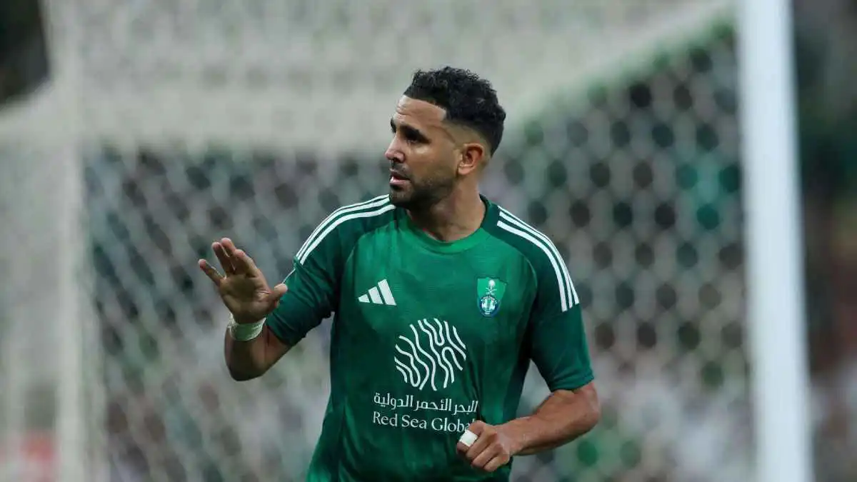 بعد أنباء تجديد عقده.. رياض محرز يستعرض عضلاته (صورة)