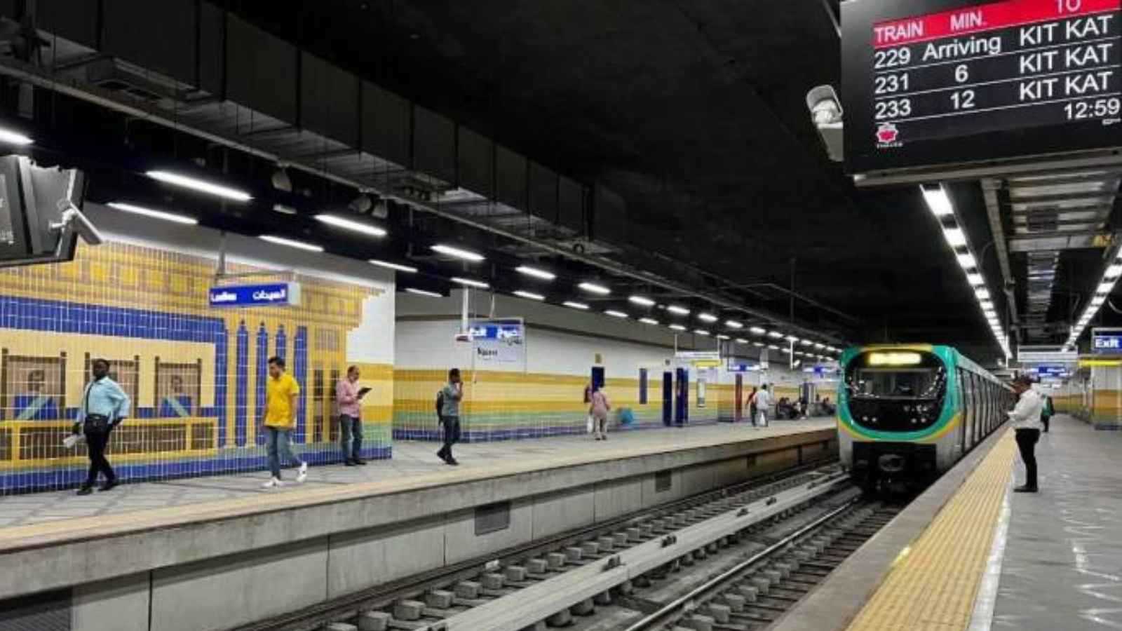 تعرى أمام الناس.. مصري يحطم ماكينات التذاكر في محطة المترو