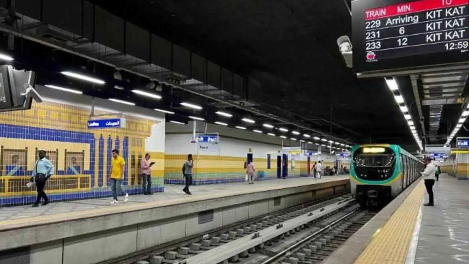 تعرى أمام الناس.. مصري يحطم ماكينات التذاكر في محطة المترو