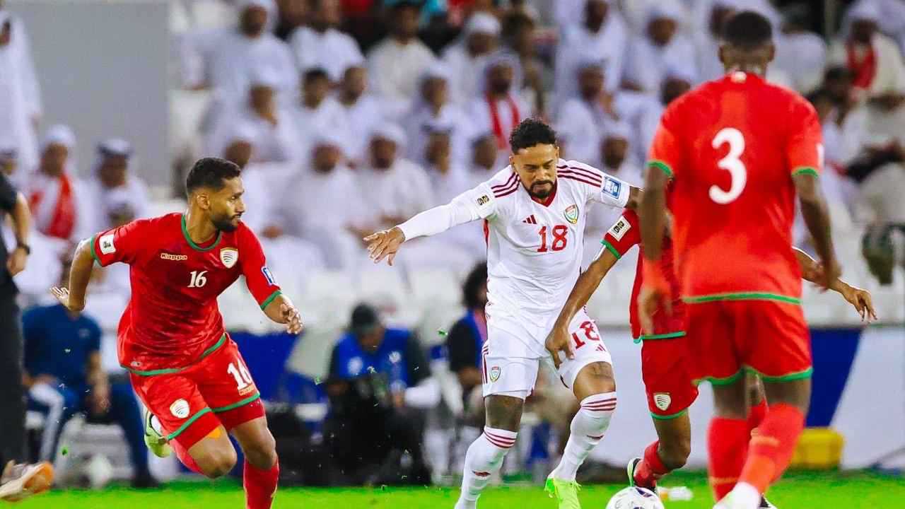 الإمارات تقترب من التأهل لكأس العالم بعد فوز دراماتيكي على عمان (فيديو)