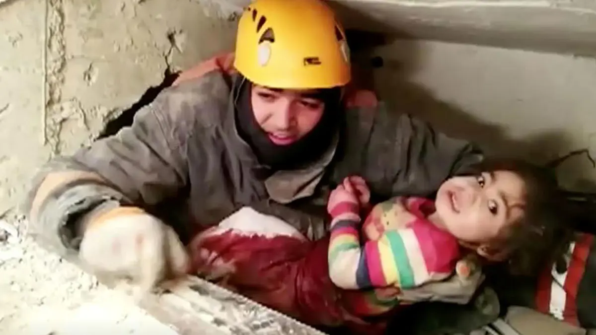 بعد 28 ساعة على الزلزال.. إنقاذ طفلة تركية من تحت الأنقاض (فيديو)