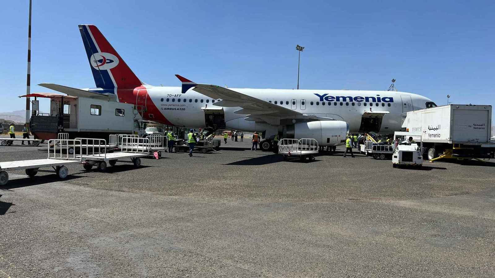 "أشبه بسوق خضار".. استئناف الرحلات عبر مطار صنعاء يثير الجدل