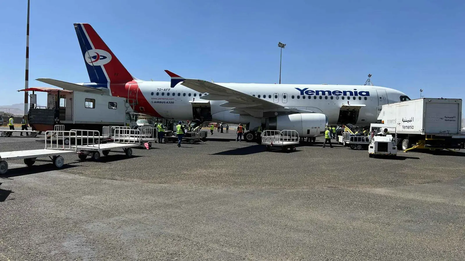 "أشبه بسوق خضار".. استئناف الرحلات عبر مطار صنعاء يثير الجدل