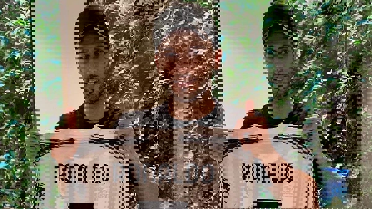 كريستيانو رونالدو يهدي قميصه لعمر السومة مهاجم الأهلي السعودي (صور)