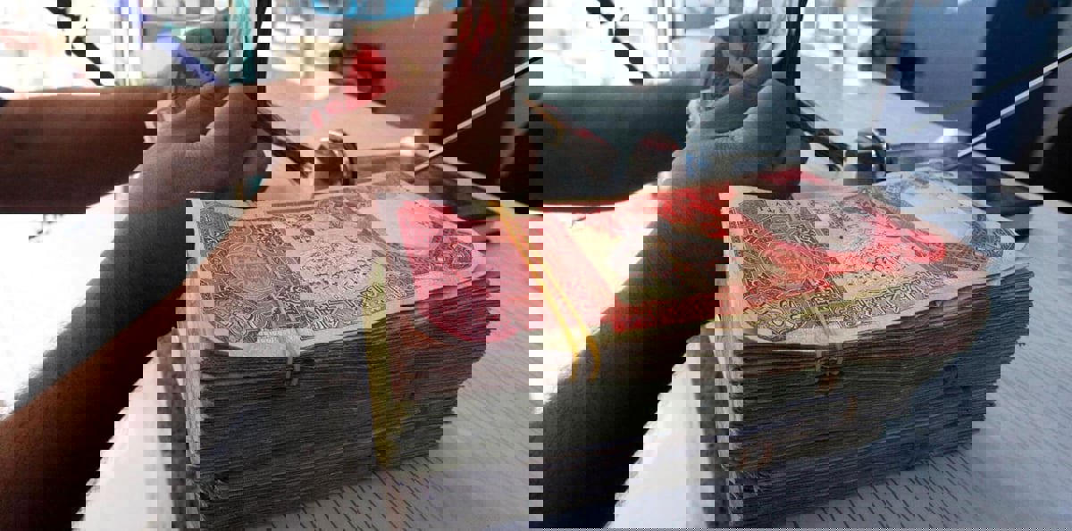 العراق.. مئات المعلمين يتظاهرون في البصرة احتجاجًا على تأخر صرف رواتبهم