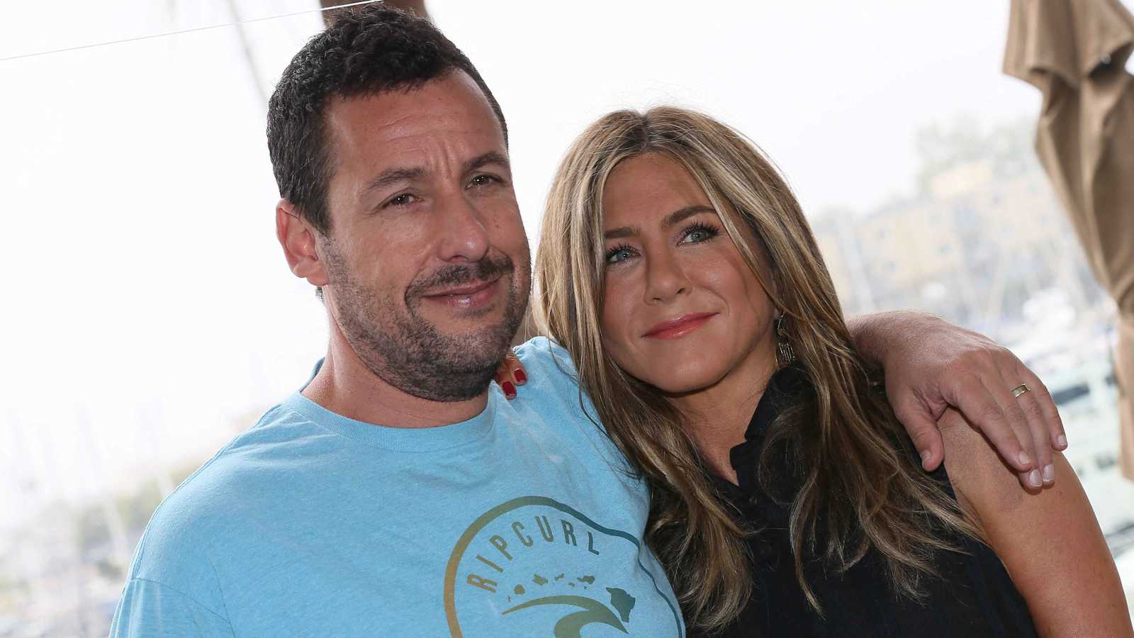 لماذا يرسل آدم ساندلر الزهور لجينيفر أنيستون كل عام؟