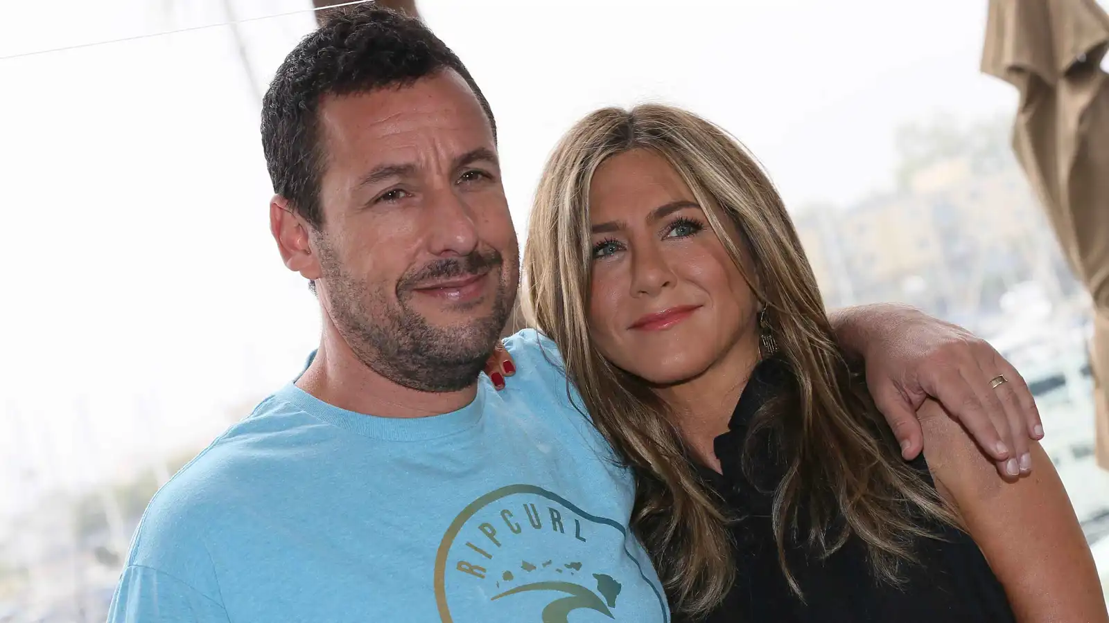 لماذا يرسل آدم ساندلر الزهور لجينيفر أنيستون كل عام؟