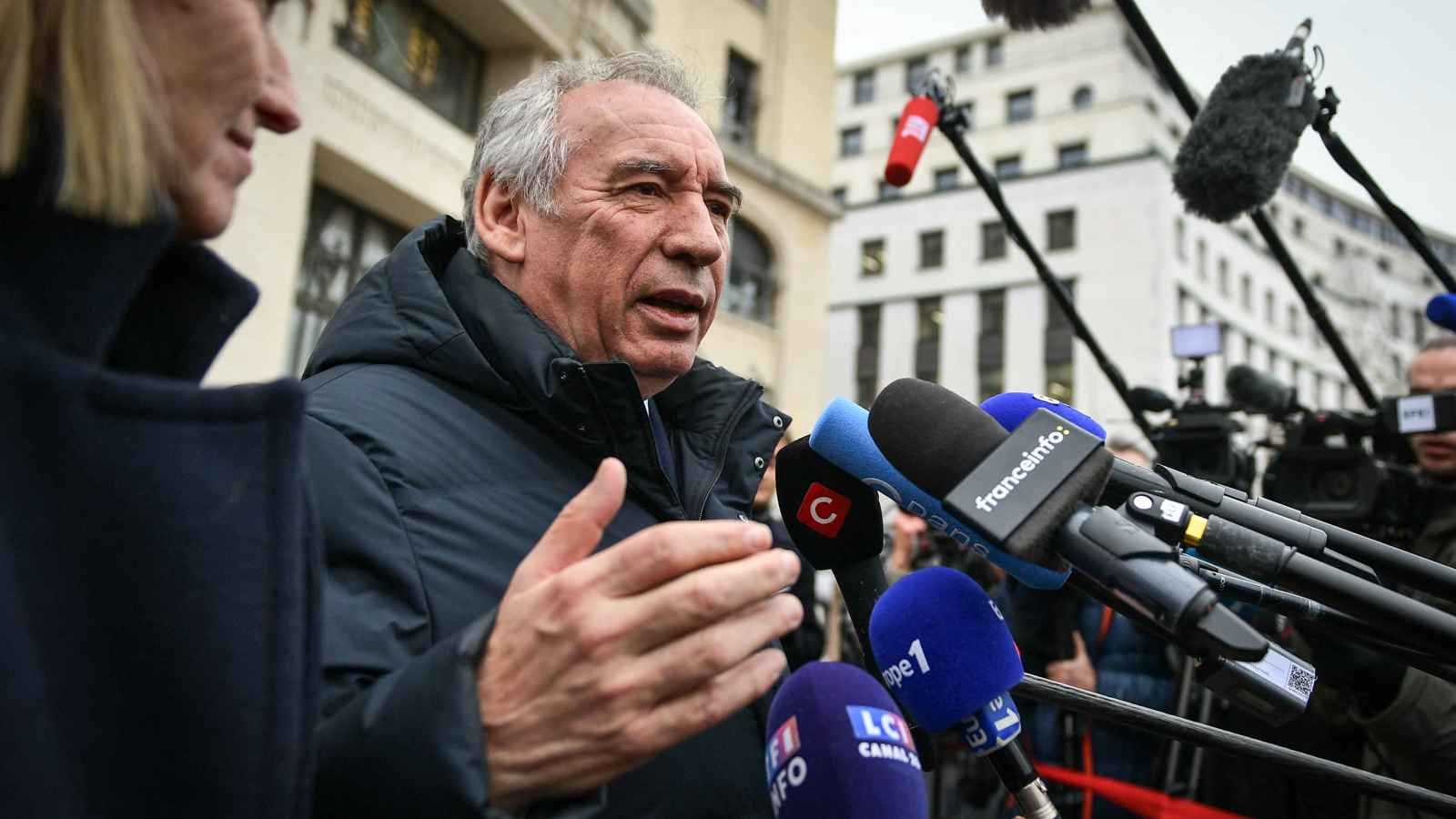 رئيس الوزراء الفرنسي يحذر من "تسونامي" رسوم ترامب الجمركية