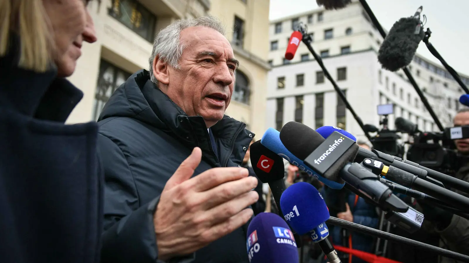 رئيس الوزراء الفرنسي يحذر من "تسونامي" رسوم ترامب الجمركية