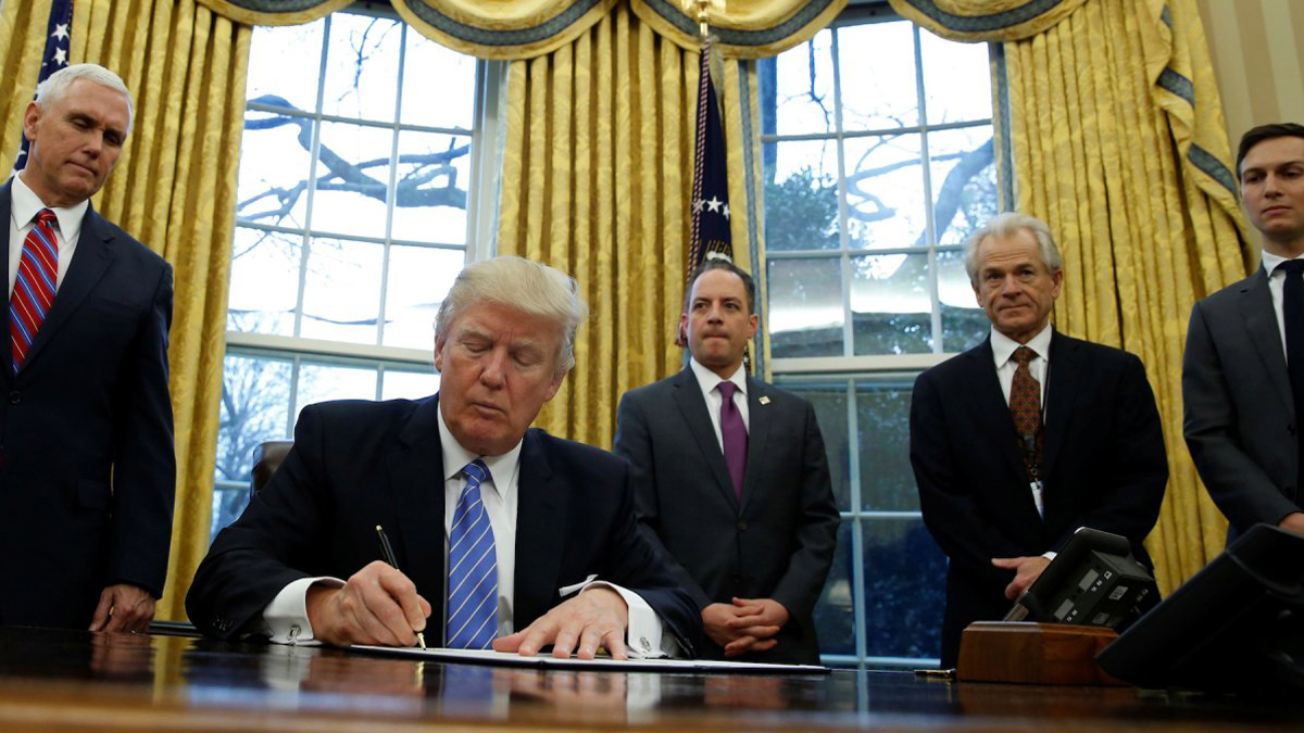 إدارة ترامب تقترح حزمة تحفيز جديدة بقيمة 916 مليار دولار