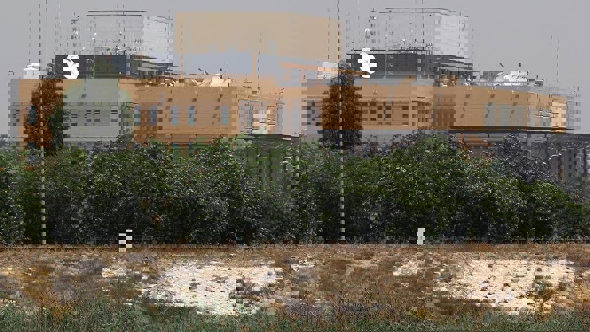 مقتل طفلة وإصابة 5 مدنيين بقصف استهدف السفارة الأمريكية في بغداد