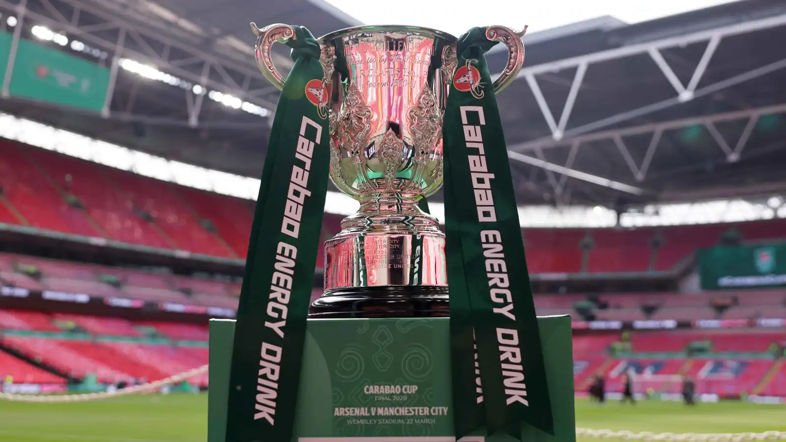 حريق هائل في حافلة مشجعي مانشستر سيتي قبل نهائي كأس كاراباو ضد آرسنال (فيديو)