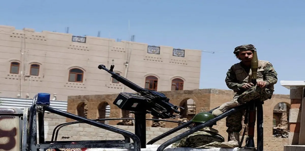 تصاعد التوتر بين الحوثي وصالح.. اعتداء على وقفة احتجاجية لموظفي التأمينات و"قناة اليمن"