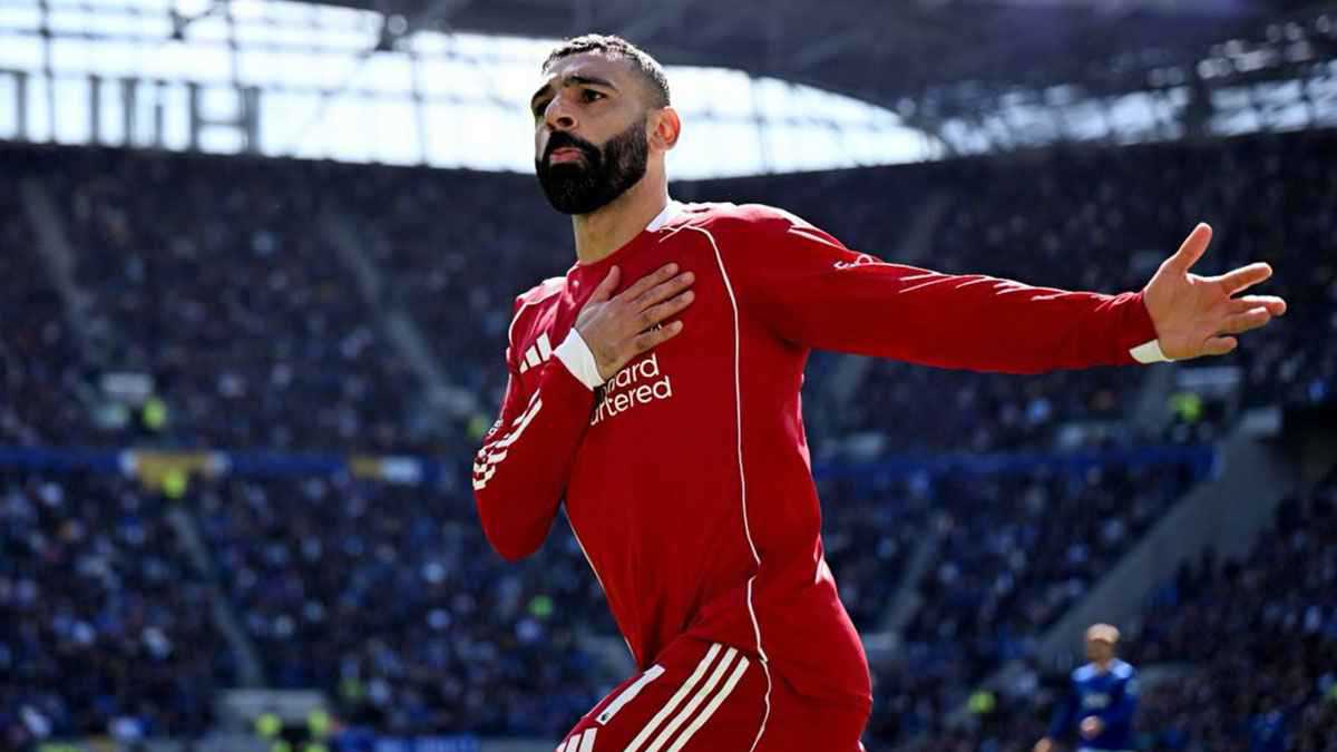 محمد صلاح يمنح مشجعة ليفربول "هدية غامضة" (صورة) 