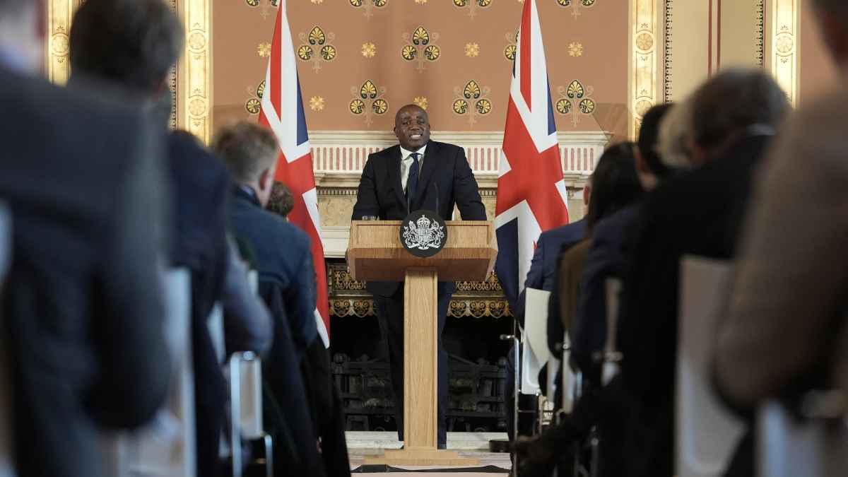 عقوبات بريطانية بحق 3 مسؤولين روس في قضية "نافالني 50"