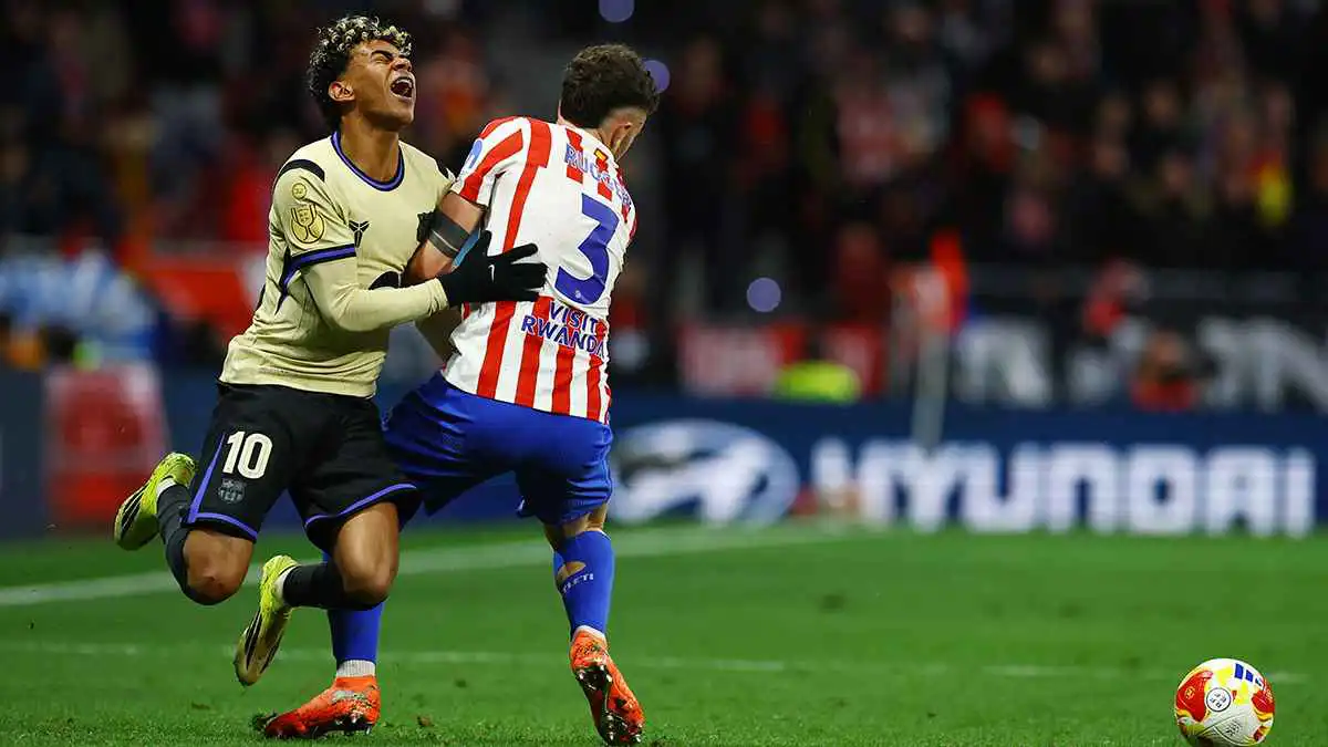 من أنت؟.. لامين يامال يشتبك مع نجم أتلتيكو مدريد (فيديو)