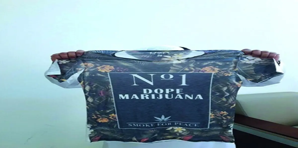 الإمارات.. ضبط متجر بأم القيوين يروج للمخدرات ويتغنى بعبارات خادشة للحياء عبر ملابس رياضية