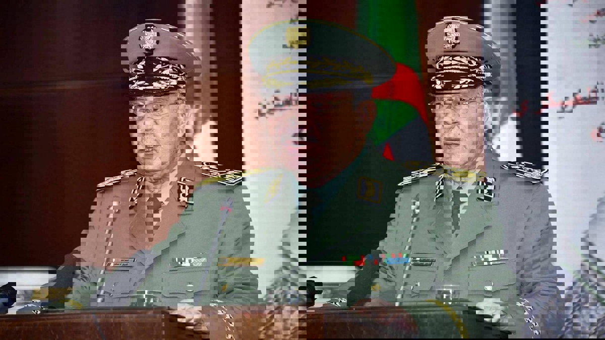 قائد الجيش الجزائري يتعهد بالقضاء على أذرع العصابة