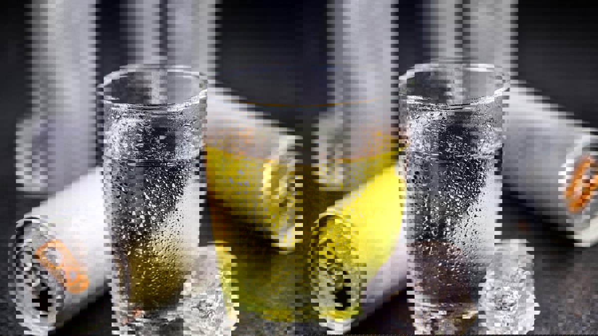 خبيرة تحذر: مشروبات الطاقة لها آثار مدمرة على الجلد