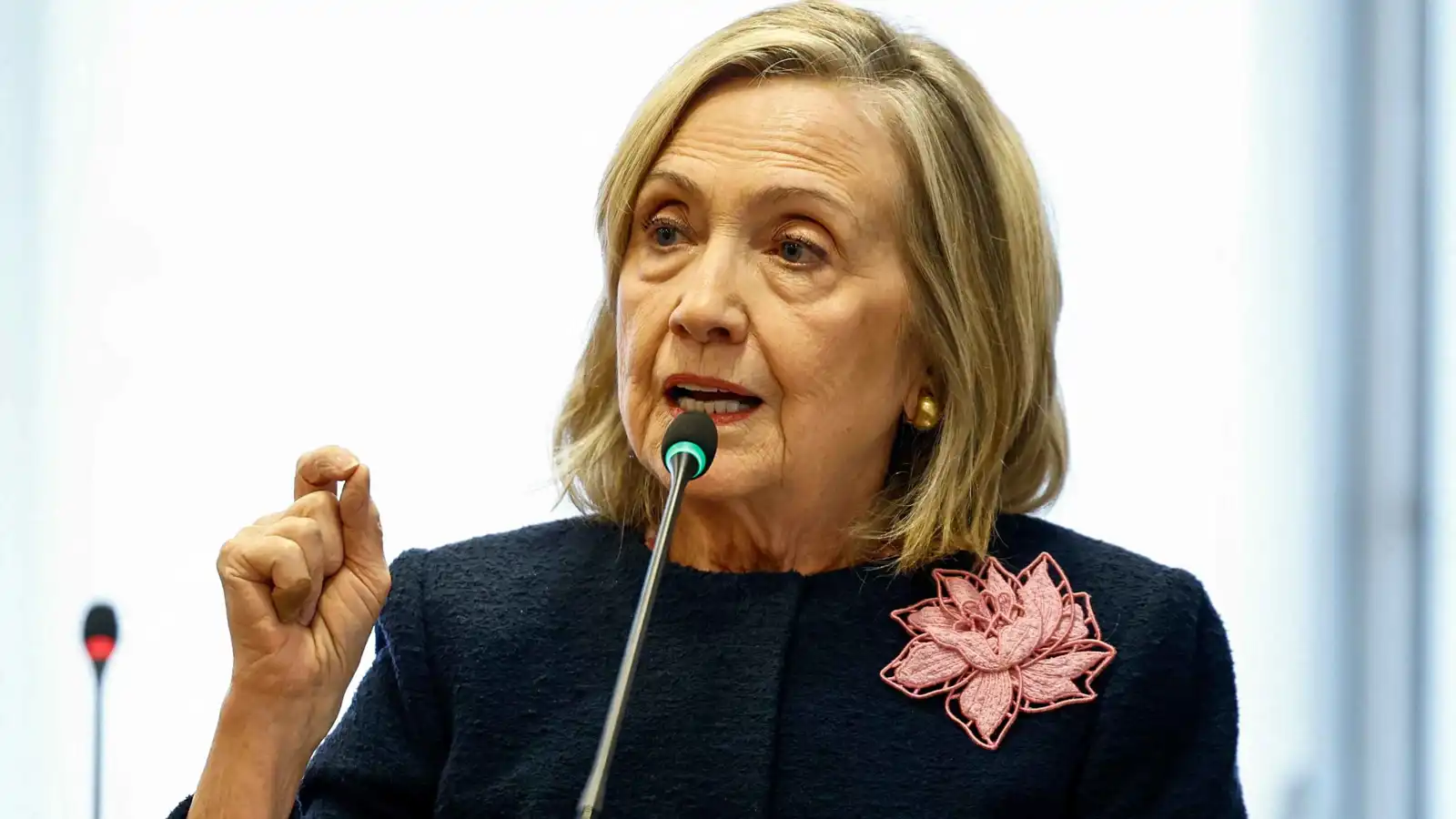 كلينتون تحذر من تصريحات ترامب وكينيدي حول التوحد واللقاحات (فيديو)