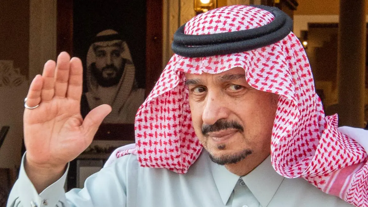 أمير الرياض فيصل بن بندر في منزله بعد مزاعم إصابته بكورونا (صورة)