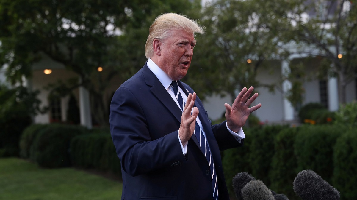 ترامب يتفقد مصنع كمامات‎ "كورونا" في أريزونا ويغازل الناخبين