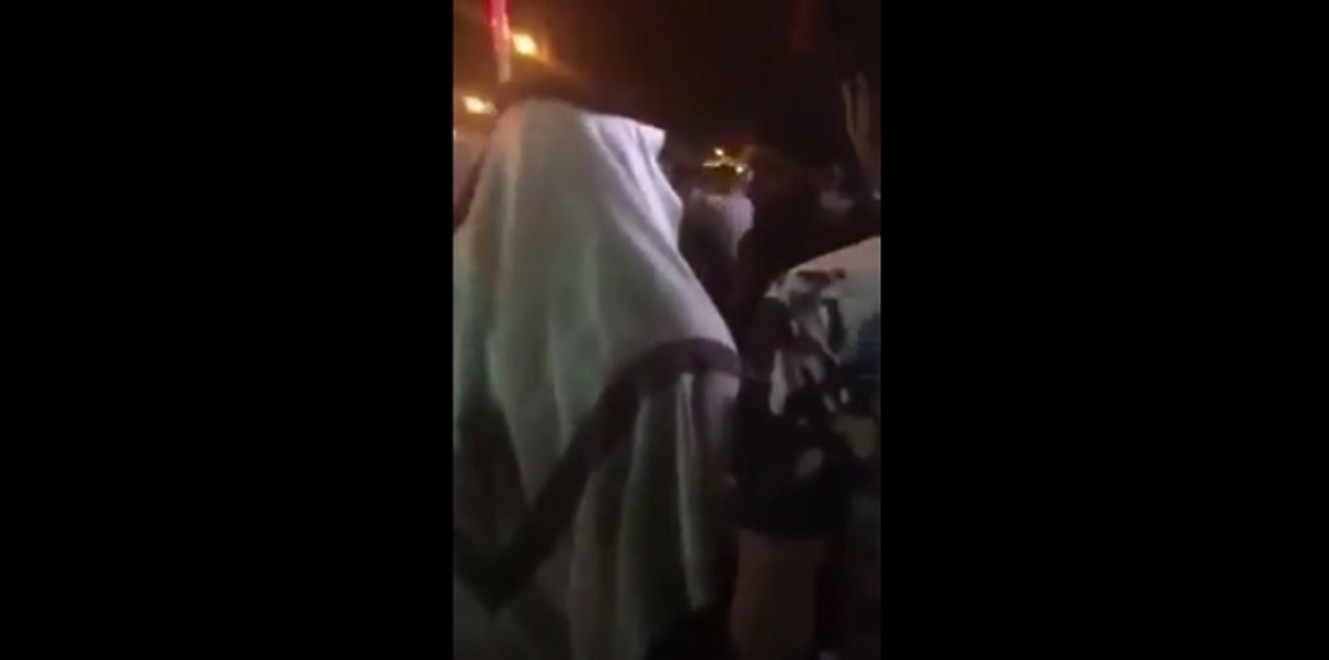 بالفيديو.. جدل يتحول إلى مشادة في مطعم بالسعودية.. ليصبح حملة "مقاطعة"