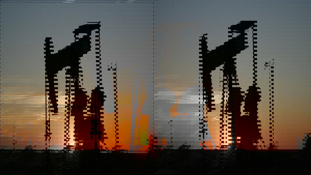 النفط ينهي جلسة متقلبة على انخفاض طفيف